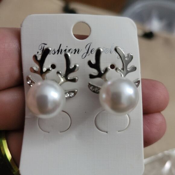 Faux pearl reindeer Christmas earrings with crystal ears - Picture 2 of 3
